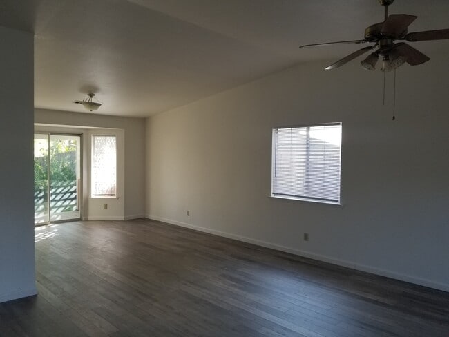 Building Photo - 3 Bedroom 2 Bath Home in Cottonwood