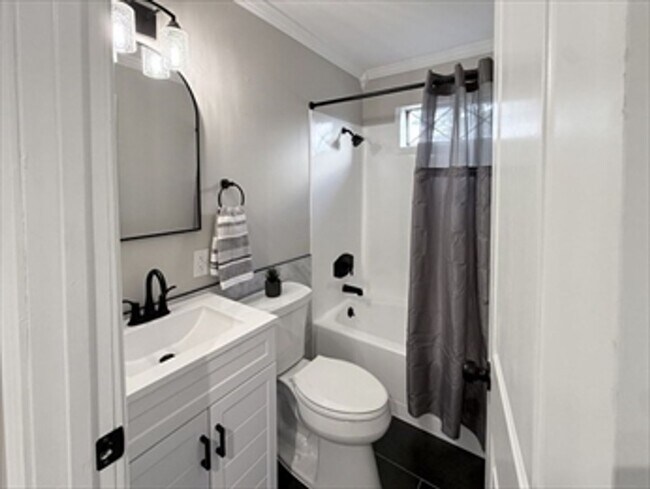 Building Photo - 2 bedroom in sought after Heritage Green Condo Association