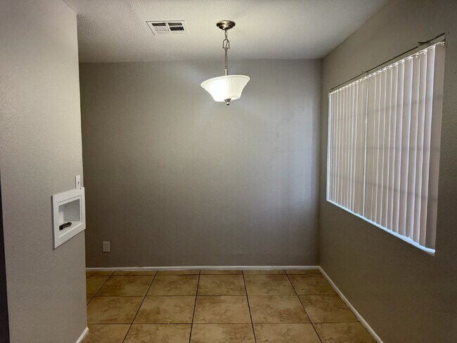 Building Photo - Fresh, Comfortable & Easy to Show!