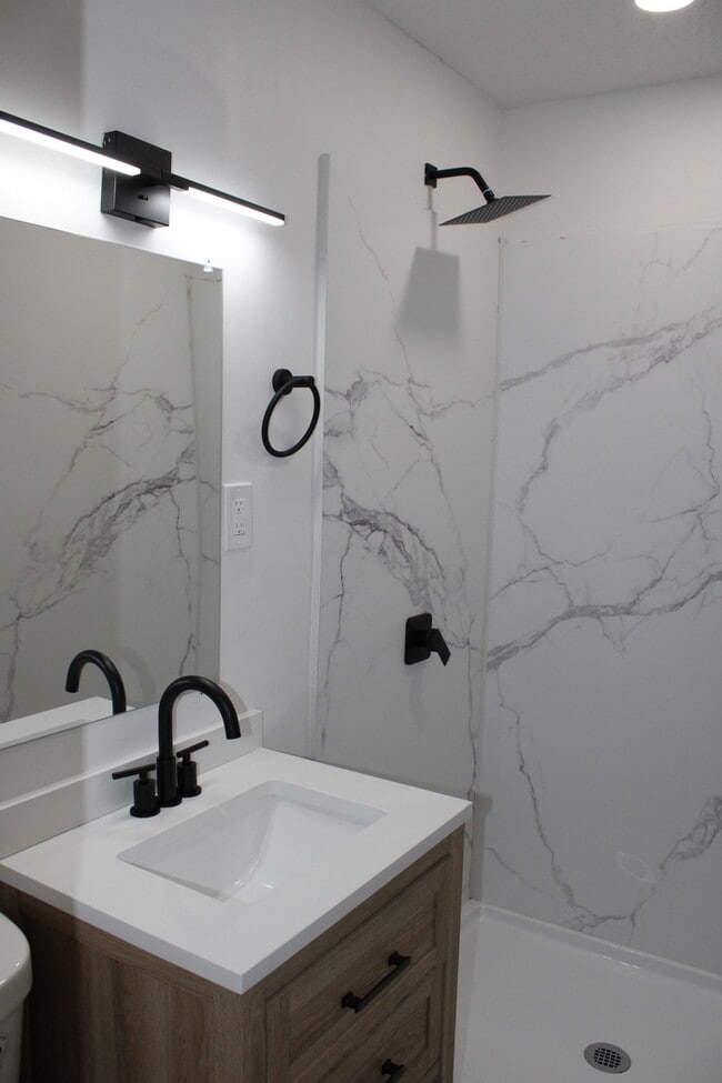 Building Photo - Beautiful 4-bedroom, 3 full baths home located in Independence, MO