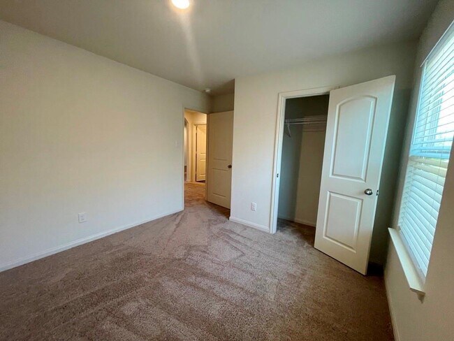 Building Photo - 305 Cres Park Dr