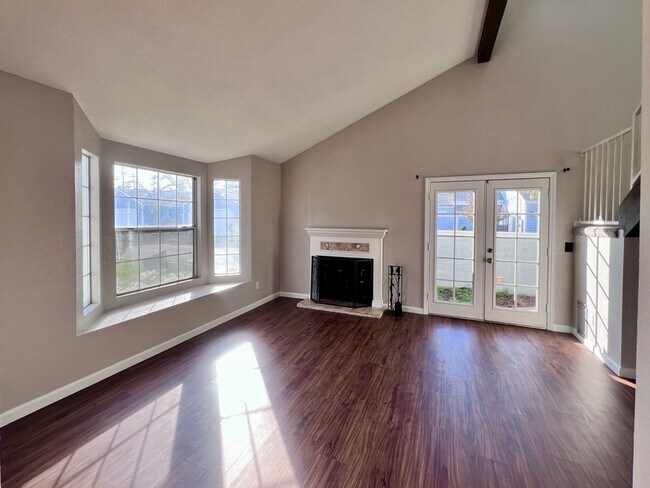 Building Photo - $2,295 Villa & Barstow, 3 Bedroom Condo - ...