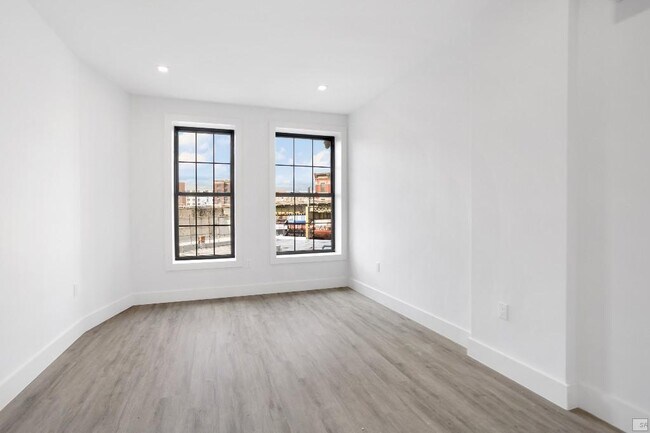 Building Photo - Massive 3 bed 2 bath in the heart of willi...