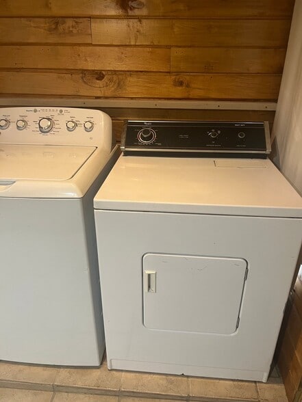 Building Photo - 1574 Armstrong Rd