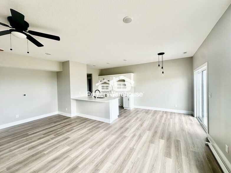 Building Photo - 7000 Lake Hill Dr