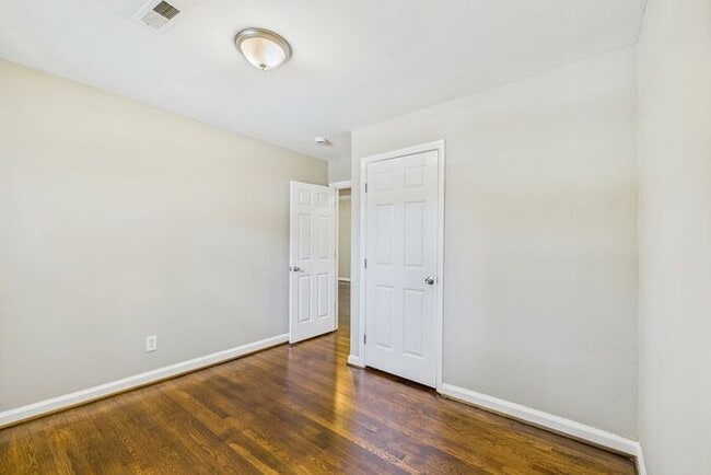 Building Photo - Updated home with New Kitchen, Hardwood Fl...