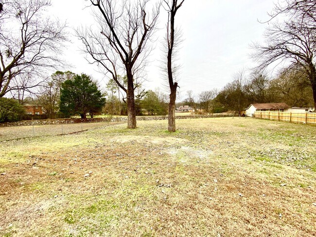 Building Photo - 2102 Fillmore Dr