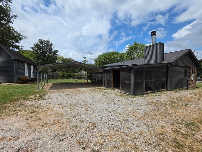 Building Photo - FOR LEASE Charming All-Brick Home on 1 Acr...