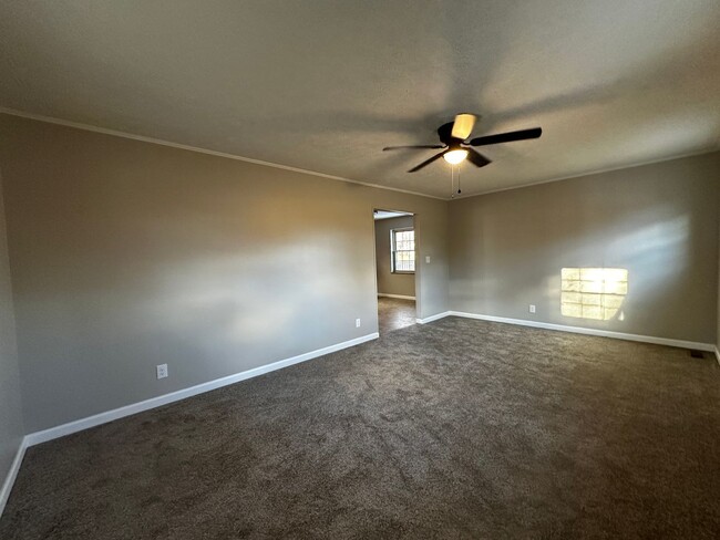 Building Photo - 3 bedroom/1.5 bath brick home for rent in ...