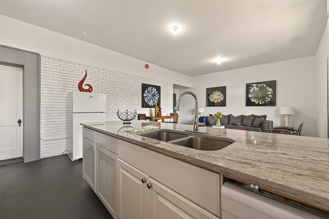 Building Photo - 100 W Hamilton St