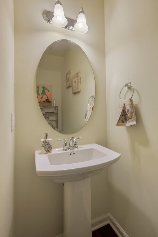 Building Photo - Stylish and Spacious 3bd/2.5ba Townhome w/ Garage in SE Durham!