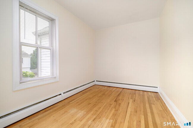 Building Photo - 18 Elm Tree Pl