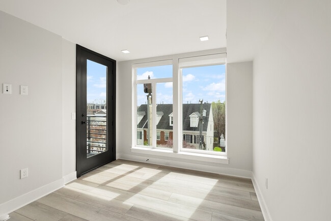 Building Photo - 701 N Henry St