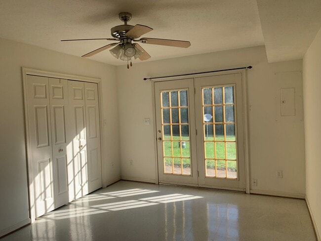 Building Photo - 277 Lakeview Dr