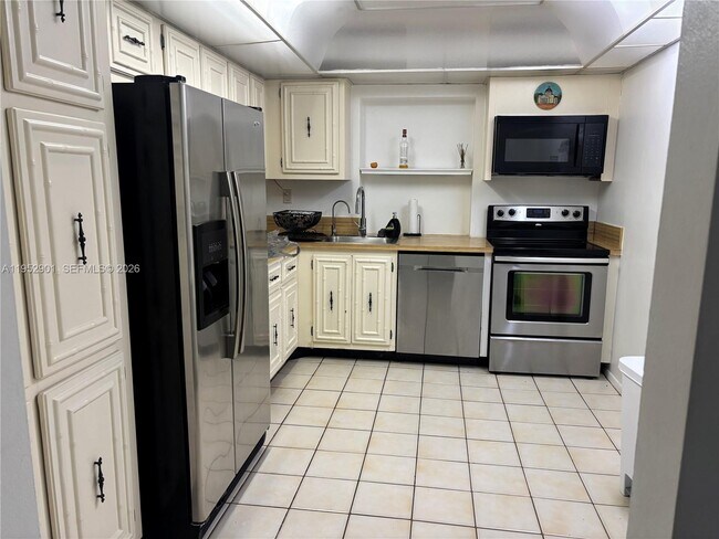 Building Photo - 800 Parkview Dr