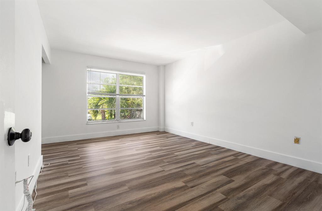 Building Photo - 809 W Oakland Park Blvd