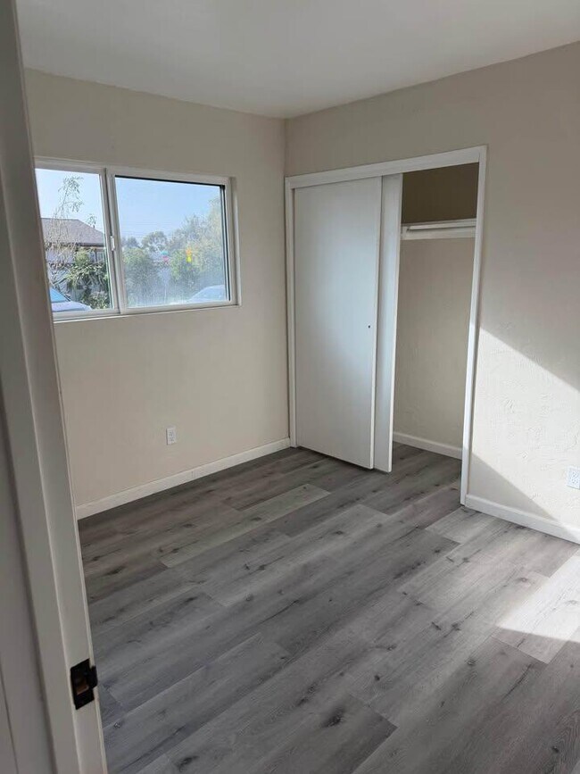 Building Photo - 2122 E 11th St