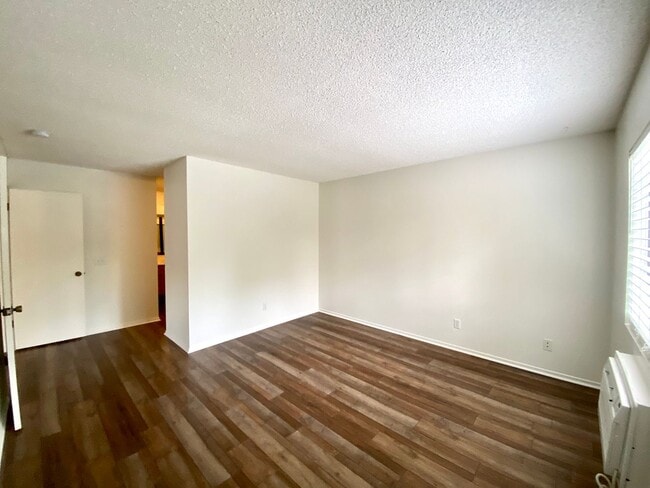 Building Photo - 960 E Bonita Ave