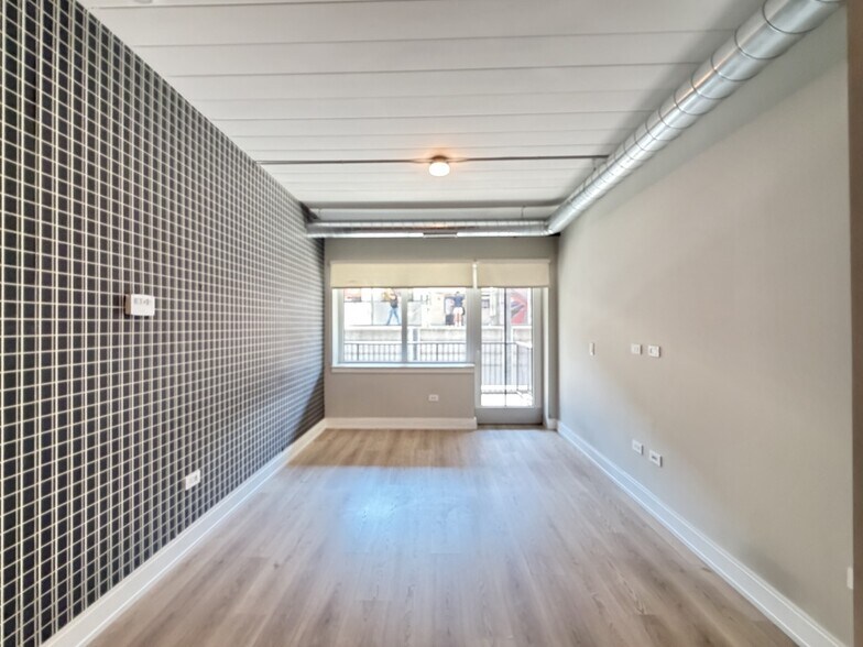Building Photo - 941 W Belmont Ave