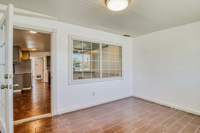 Building Photo - 8613 Kingsway Dr
