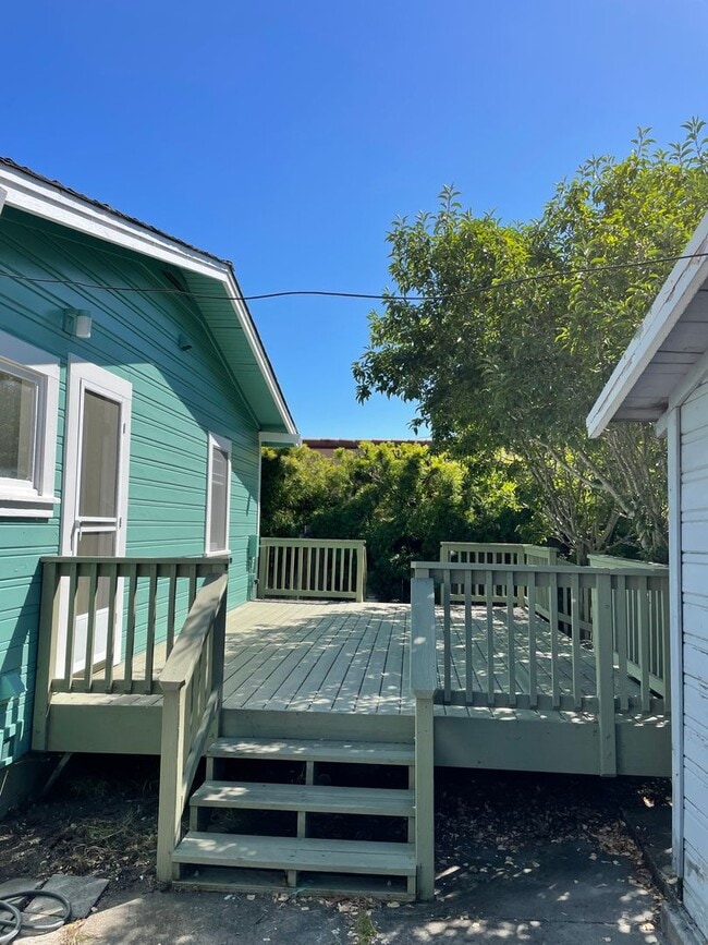 Building Photo - Great West Side Location!!