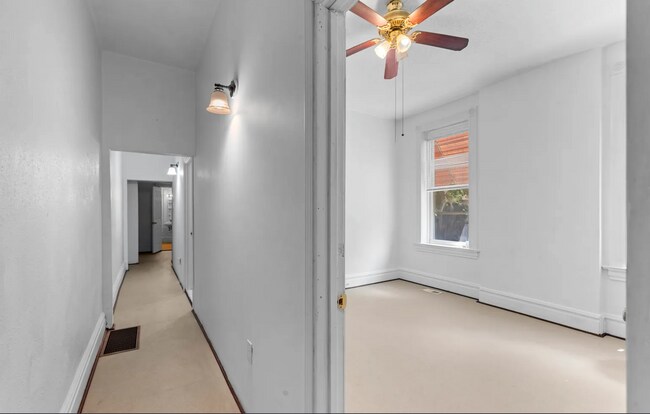 Building Photo - Amazing 2 Bedroom 1 Bathroom Home