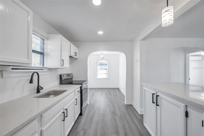 Building Photo - Gorgeous 2 bedroom 1 bath apartment