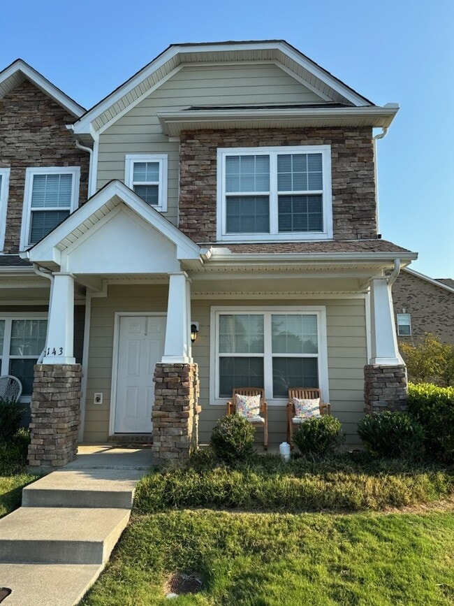 Building Photo - Highly desirable end unit in sought after Cobblestone in Goodlettsville!