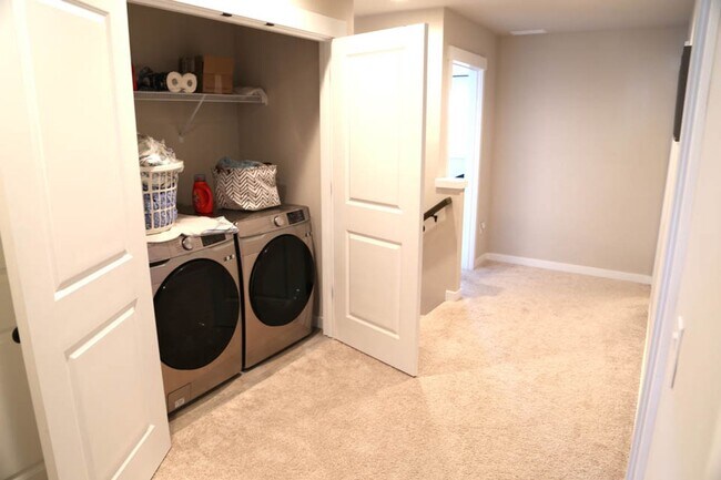 Building Photo - Short Term Leases! Furnished, Low Maintenance, Sweeping Views