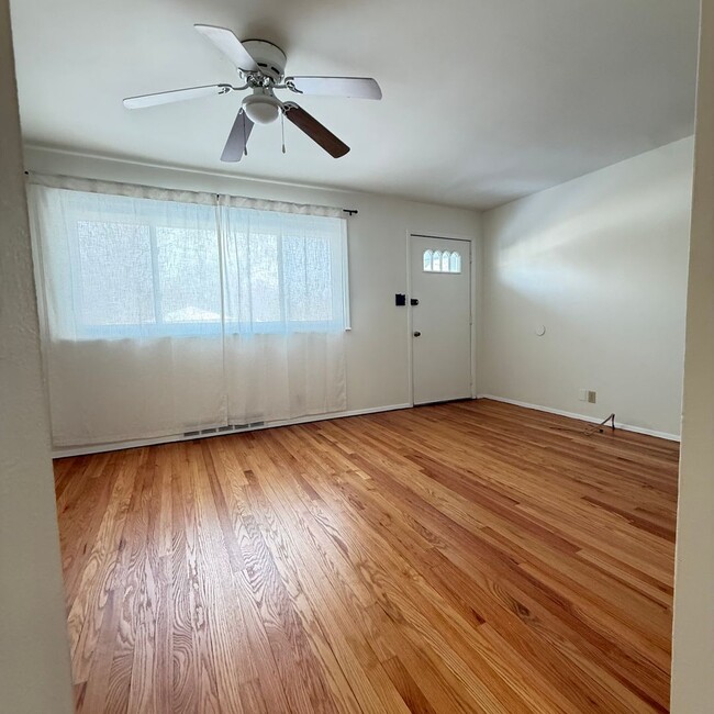 Building Photo - 3 Bedroom 2 BathHome