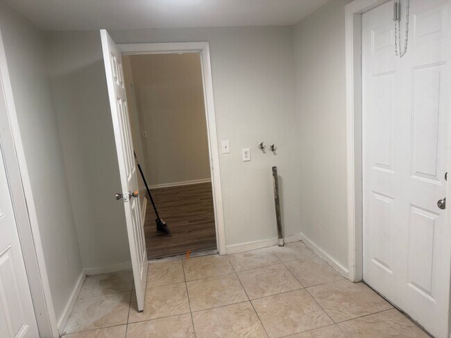 Building Photo - 3 bedroom 1 bath