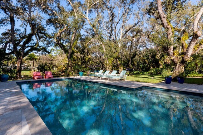 Building Photo - 10100 Lakeside Dr