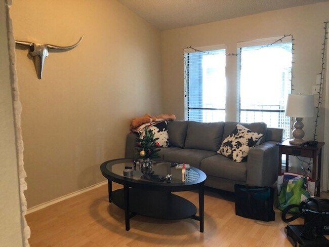 Building Photo - Apple Tree Condominiums N/M Unit 4