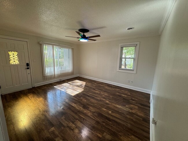 Building Photo - Private Duplex Style 2-bedroom!