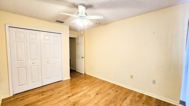 Building Photo - Welcome to this charming 3-bedroom, 2-bath...