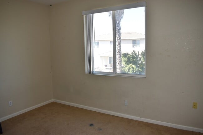 Building Photo - 3587 Sarasota Ave