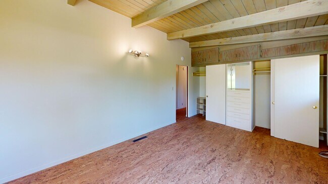Building Photo - 3 Bed, 2 Bathroom home with large enclosed...