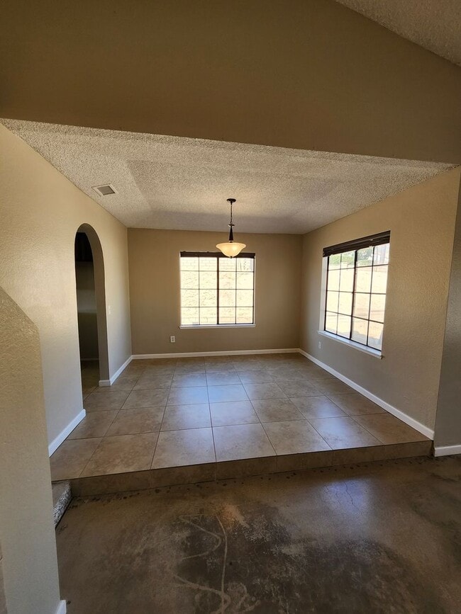 Building Photo - Charming Single-Story Home