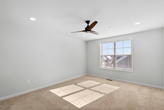 Building Photo - 3 Bed 2.5 Bath - Clarksburg Townhouse - Attached 2 Car Garage