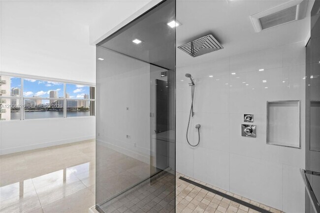 Building Photo - 1420 Brickell Bay Dr