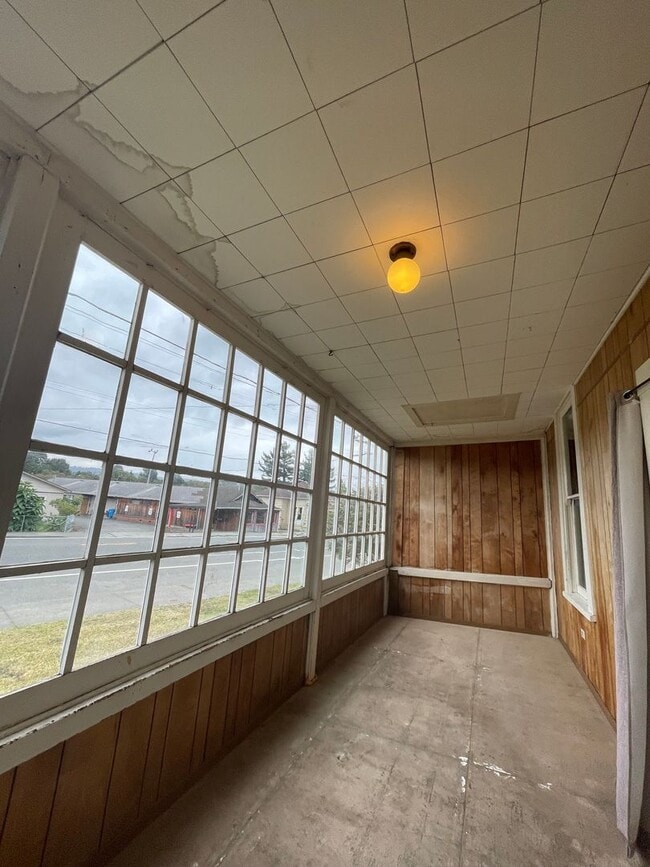 Building Photo - 576 Main St