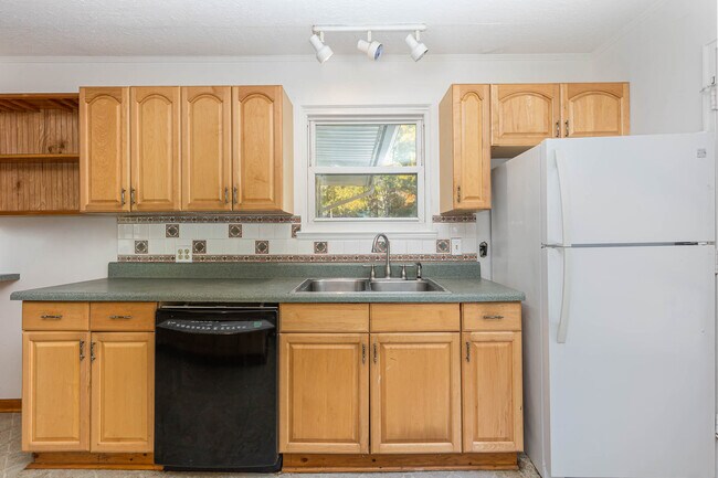Building Photo - 4885 Oglethorpe Pl