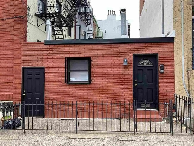 Building Photo - 108 6th St