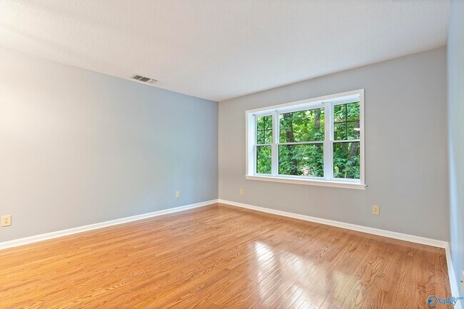 Building Photo - 2031 Woodlawn Dr SW