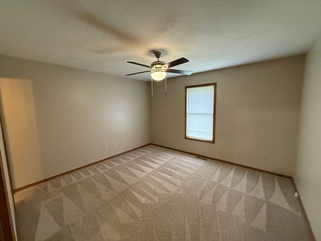 Building Photo - 2 bed 2 bath duplex