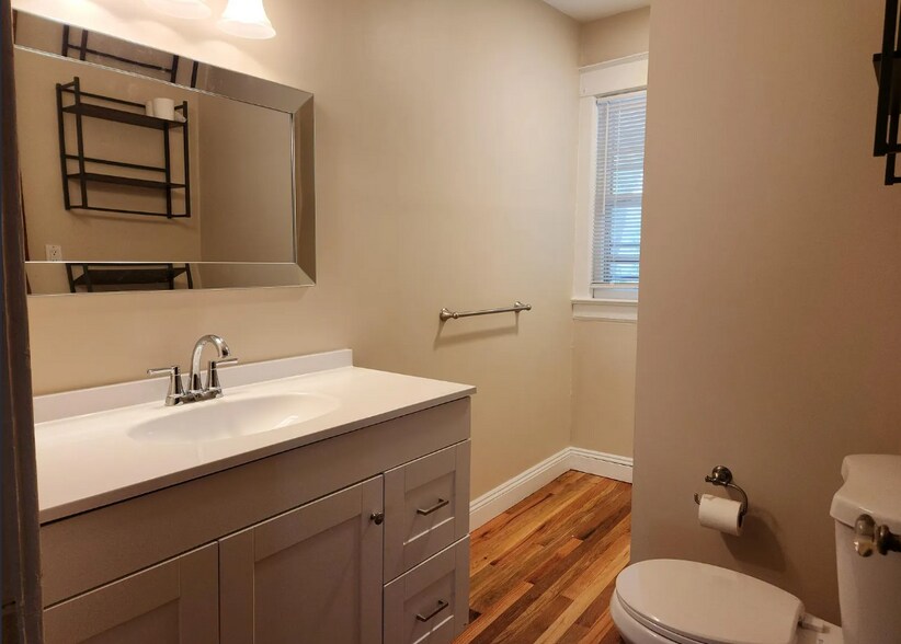 Building Photo - 811 E 39th St