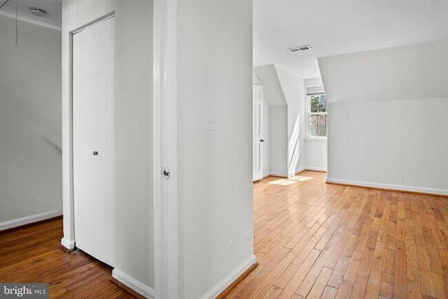 Building Photo - Charming 1-Bedroom Townhouse with 2 Full Baths in Arlington