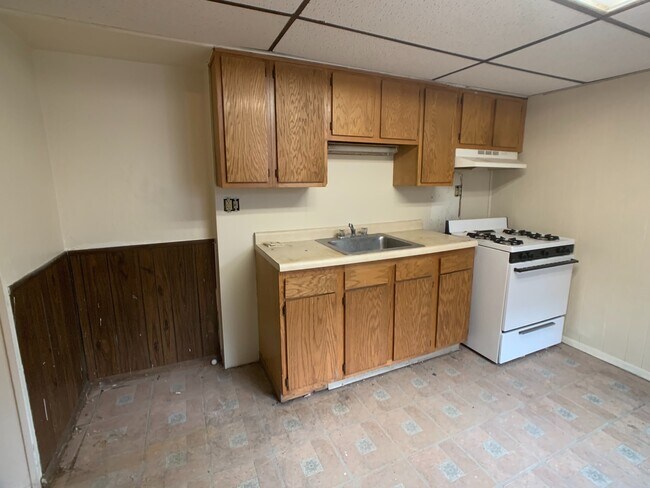 Building Photo - Great 2 bed 2 bath with bonus attic space house located steps from shopping.