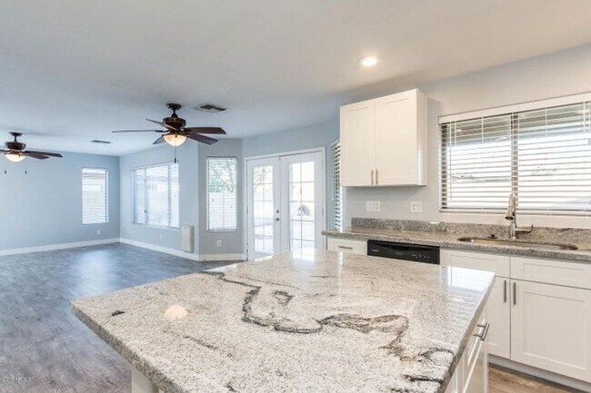 Building Photo - Charming 5 Bed 3 bath Home in Avondale