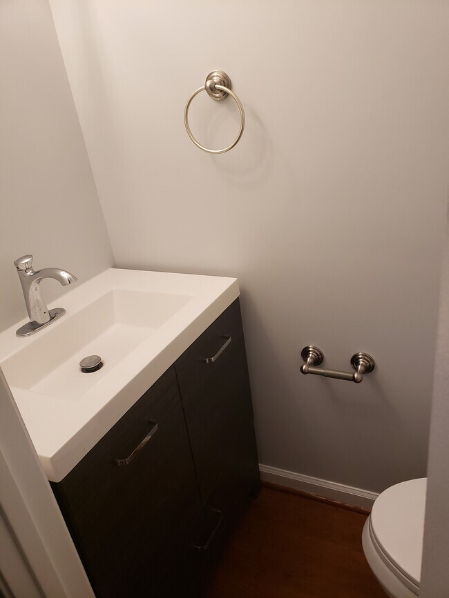 Building Photo - 415 Elm St NW